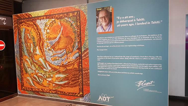 Les toiles de Bruno CURET  en harmonie sur les piliers de la salle d’embarquement internationale de l’aéroport de Tahiti-Faa’a